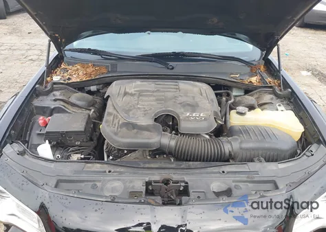 2019 Chrysler 300 Touring z USA, uszkodzony, nr VIN 2C3CCAAG7KH601334